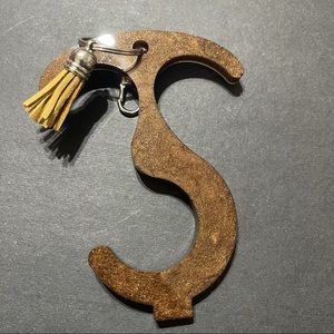 Brown resin button pusher